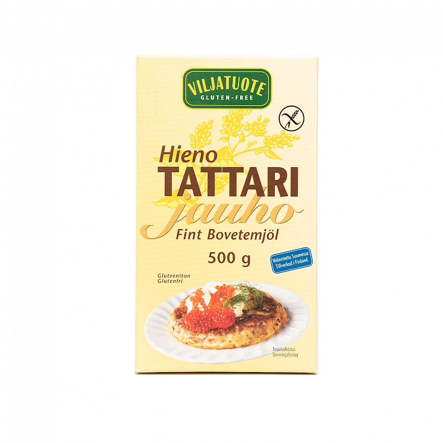 Vaaleankeltainen jauhopaketti, jossa tekstit: Viljatuote Gluten-free. Hieno tattarijauho, fint bovetemjöl. 500g. Gluteenittoman tuotteen merkki eli viljantähkä, jonka yli on vedetty poikkiviiva. Lautasella blini, jonka päällä smetanaa ja mätiä.